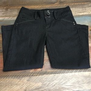 DKNY LIKE NEW CAPRI JEANS